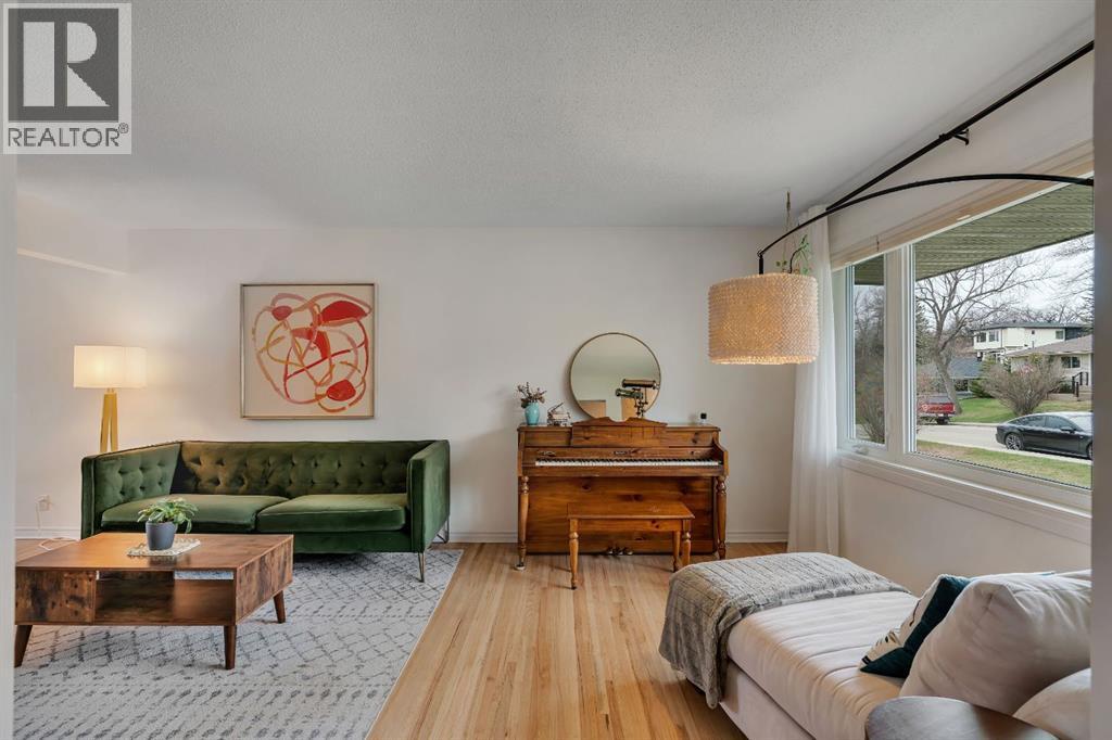 254 Hendon Drive Nw, Calgary, Alberta  T2K 1Z5 - Photo 2 - A2304616