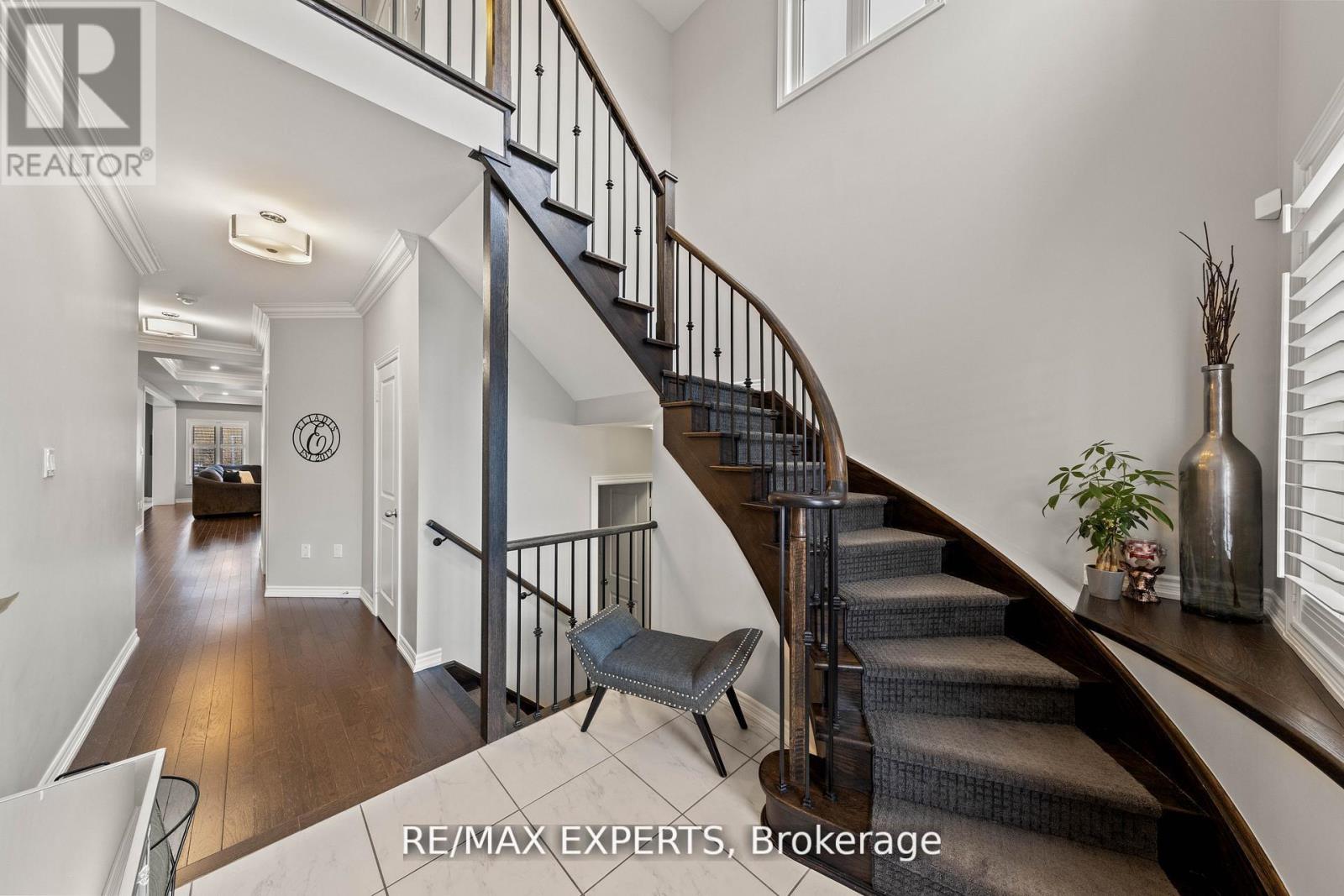 48 Manor Glen Crescent, East Gwillimbury, Ontario  L0G 1M0 - Photo 6 - N12936420