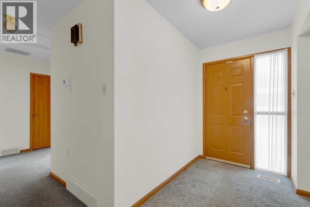 31 Gateway Drive SW, Calgary, Alberta  T3E 4J8 - Photo 4 - A2302148