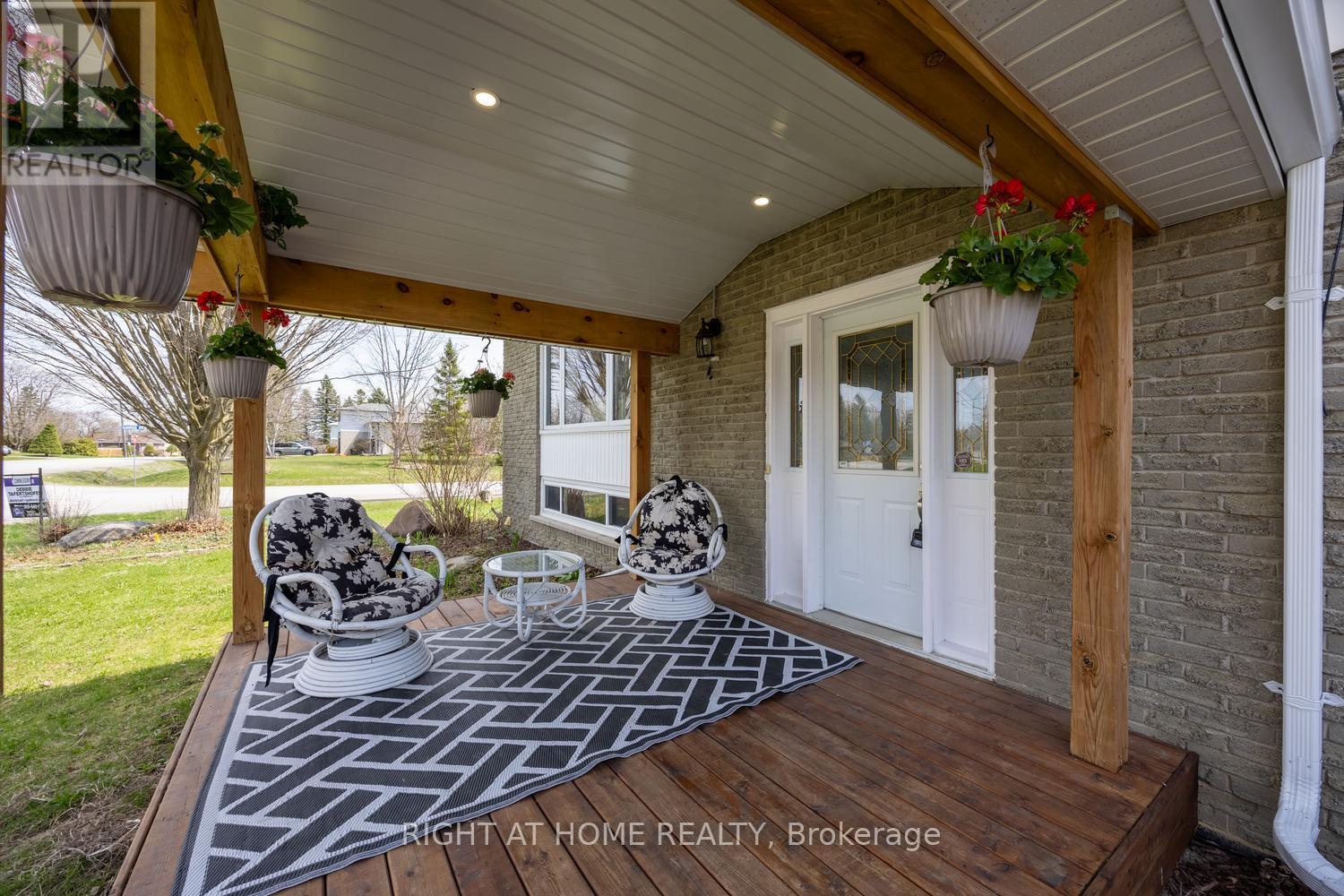 17 Crestview Avenue, Scugog, Ontario  L0B 1B0 - Photo 4 - E13040252