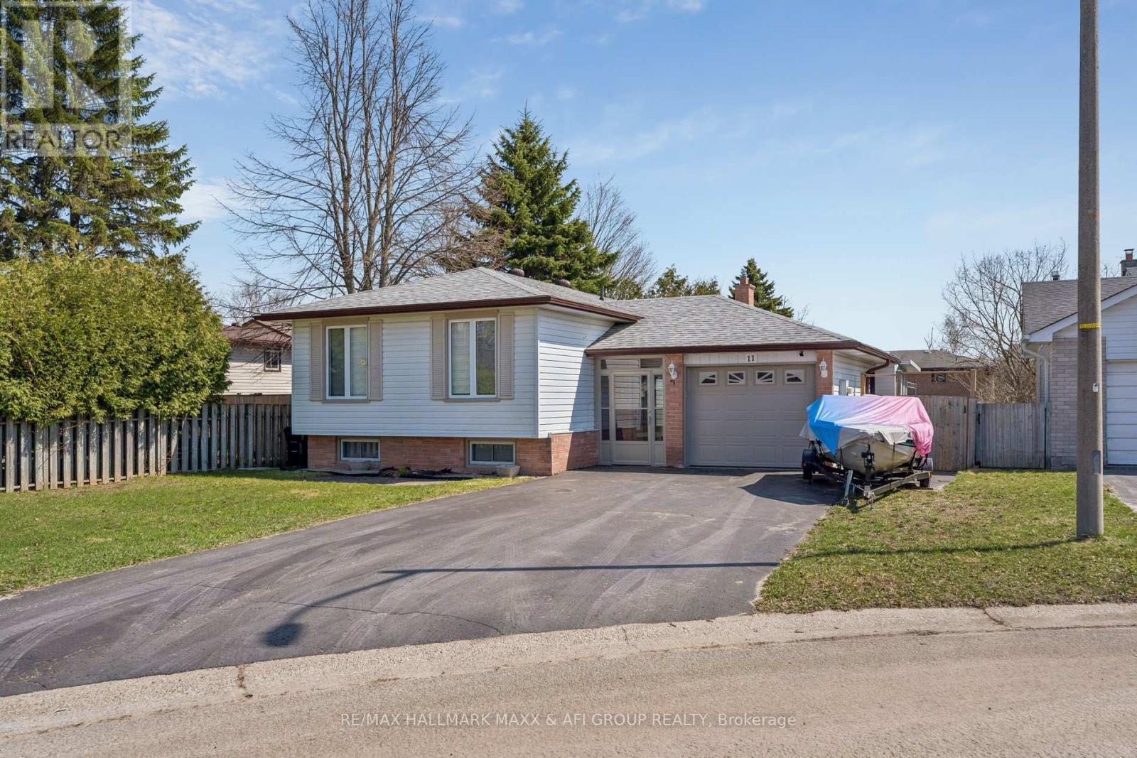 11 CHARLOTTE COURT, Barrie, Ontario