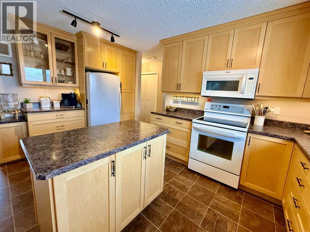 1621 4 Avenue, Wainwright, Alberta  T9W 1J3 - Photo 2 - A2291485