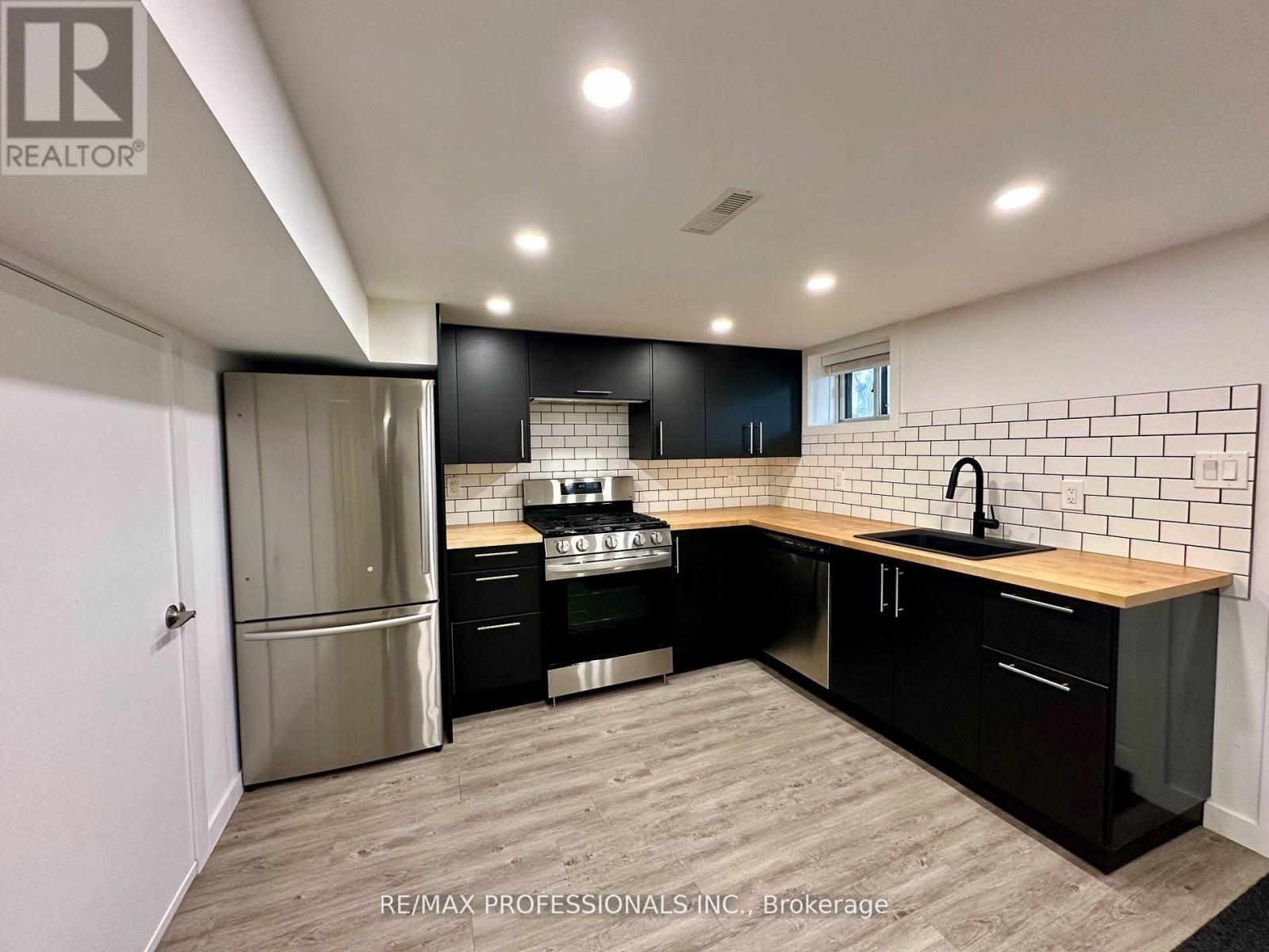 LOWER - 66 WHITBURN CRESCENT, Toronto, Ontario