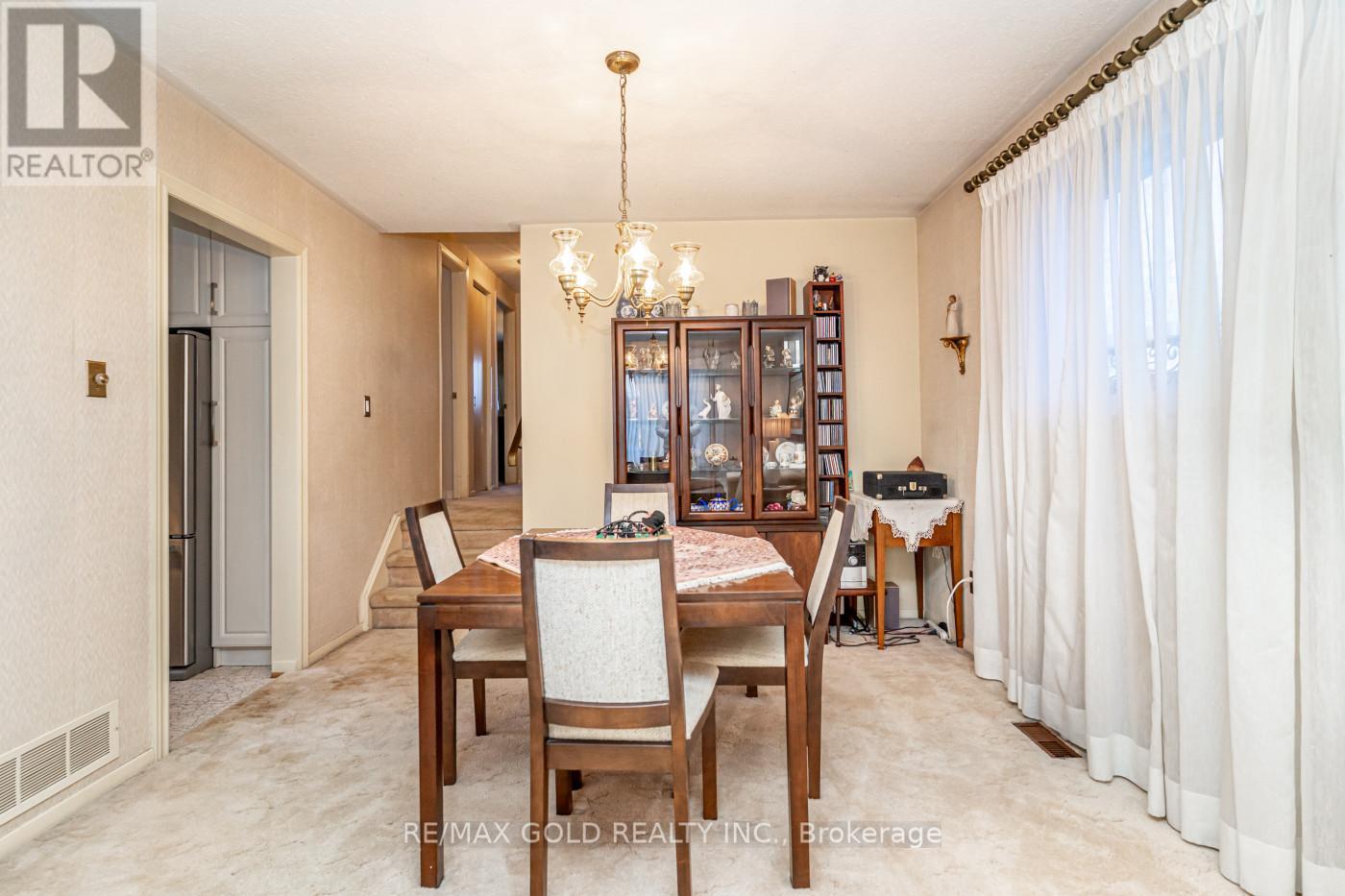 6 Eldon Court, Brampton, Ontario  L6T 2B9 - Photo 12 - W13040274