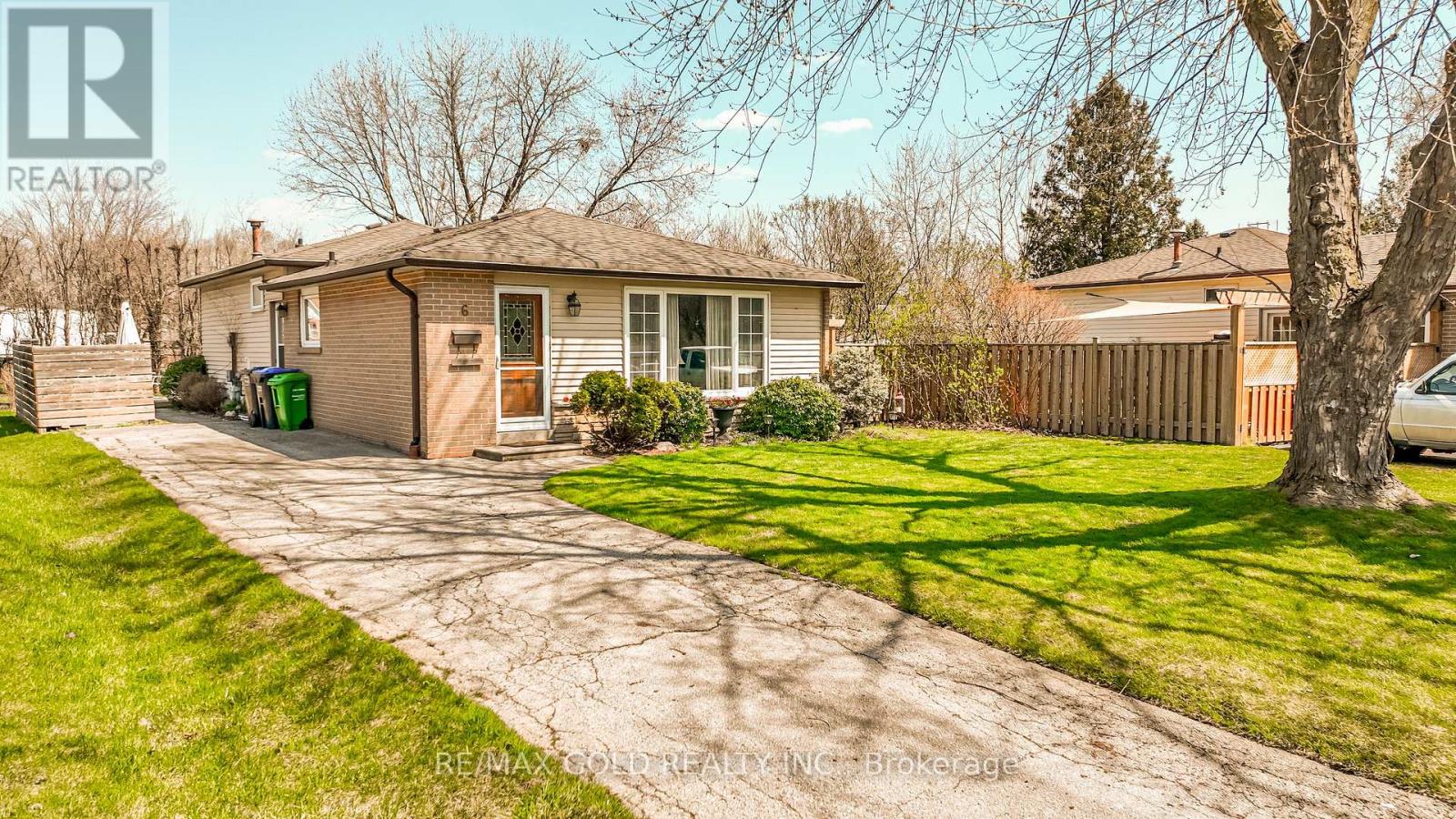 6 Eldon Court, Brampton, Ontario  L6T 2B9 - Photo 4 - W13040274