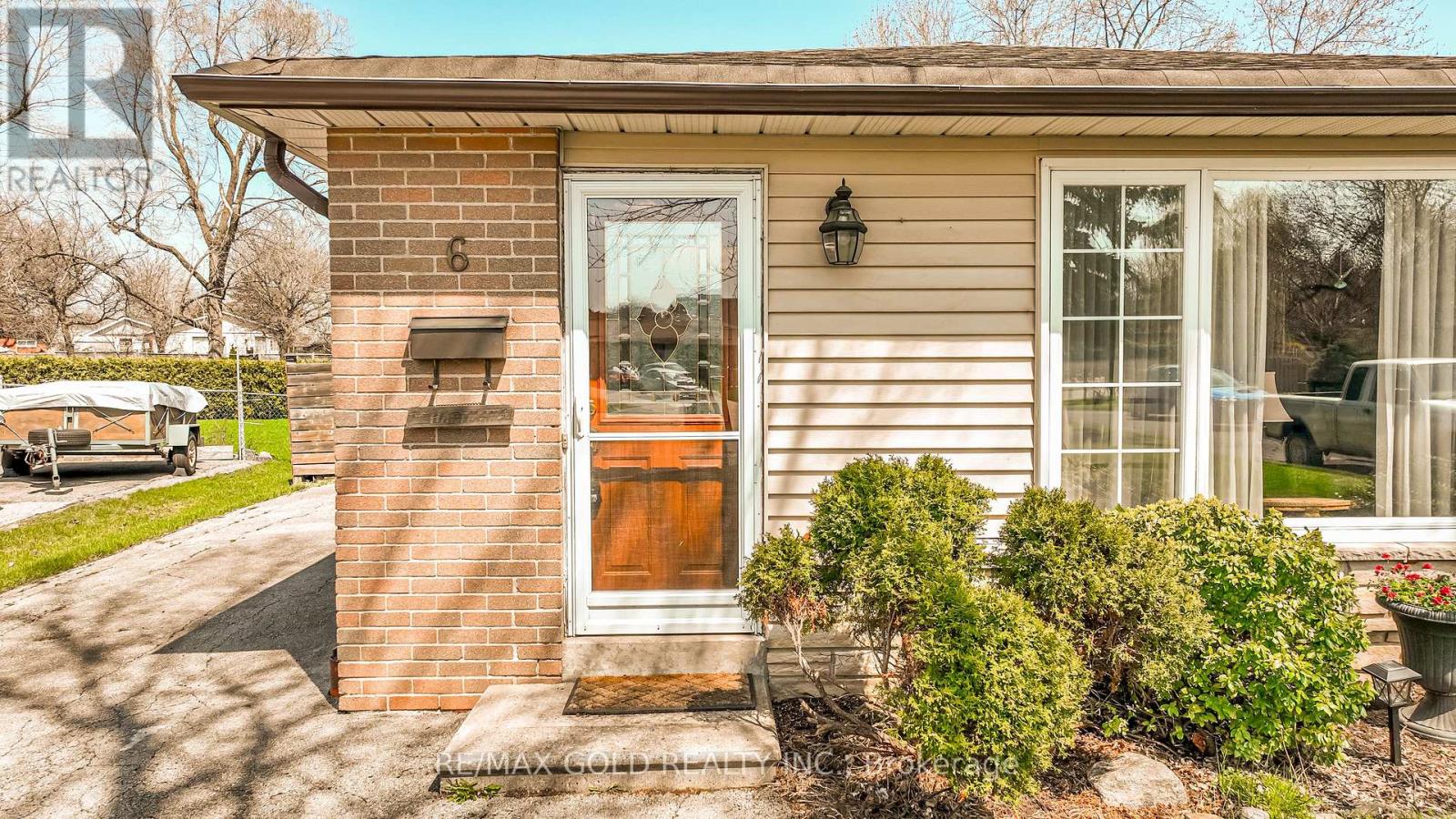 6 Eldon Court, Brampton, Ontario  L6T 2B9 - Photo 5 - W13040274