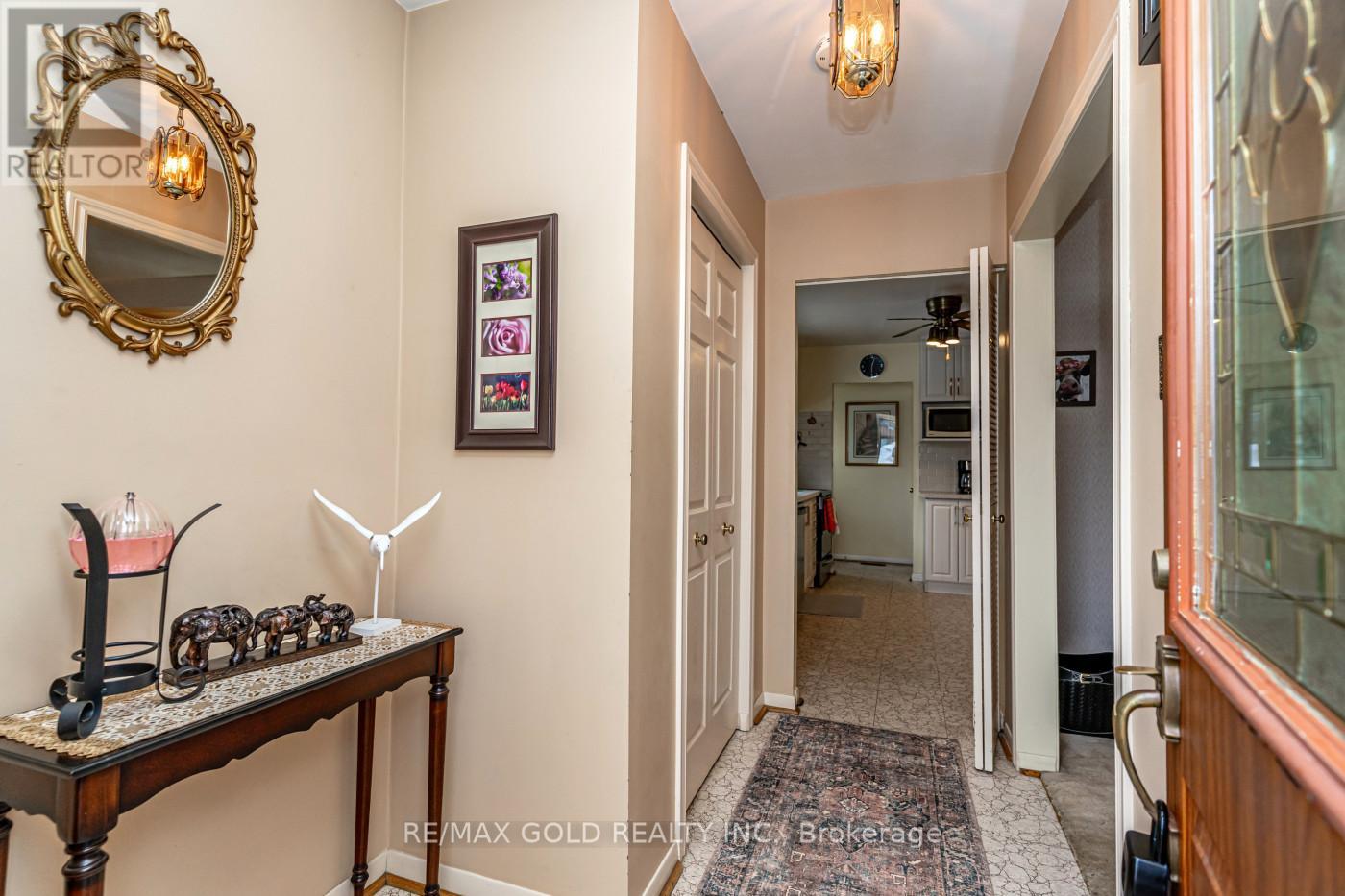 6 Eldon Court, Brampton, Ontario  L6T 2B9 - Photo 6 - W13040274