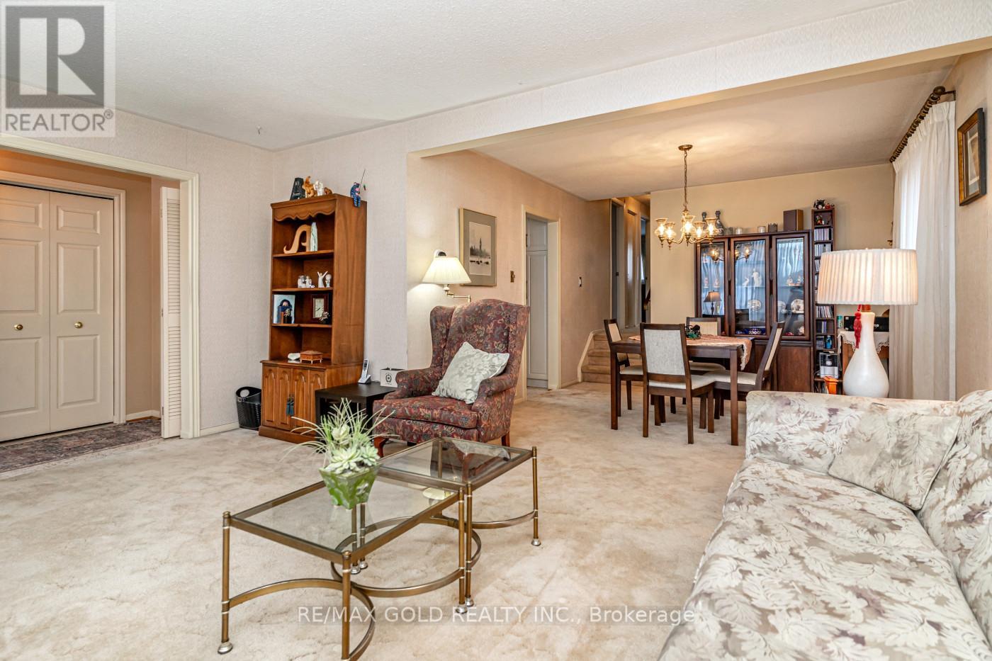 6 Eldon Court, Brampton, Ontario  L6T 2B9 - Photo 9 - W13040274