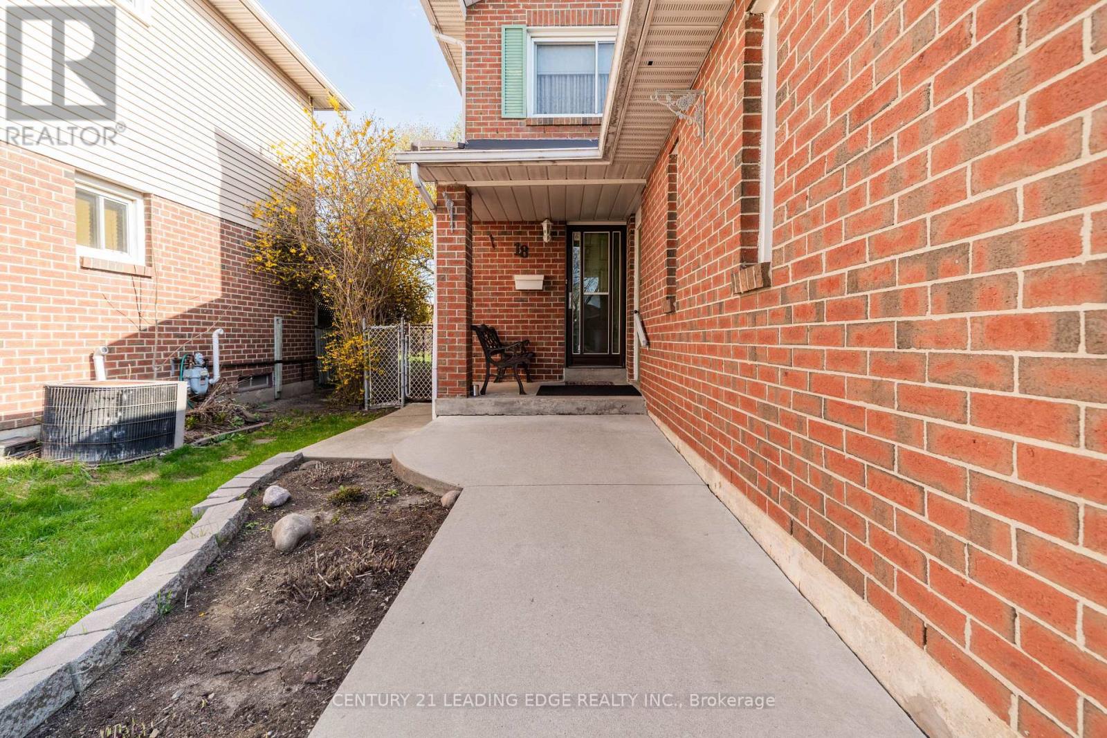 18 Luminous Court, Brampton, Ontario  L6Z 2B3 - Photo 3 - W13040284