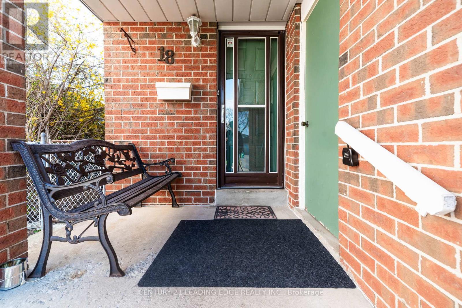 18 Luminous Court, Brampton, Ontario  L6Z 2B3 - Photo 4 - W13040284