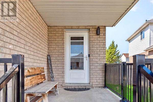 71 Beardmore Crescent, Halton Hills, Ontario  L7J 2Z1 - Photo 4 - W13040326