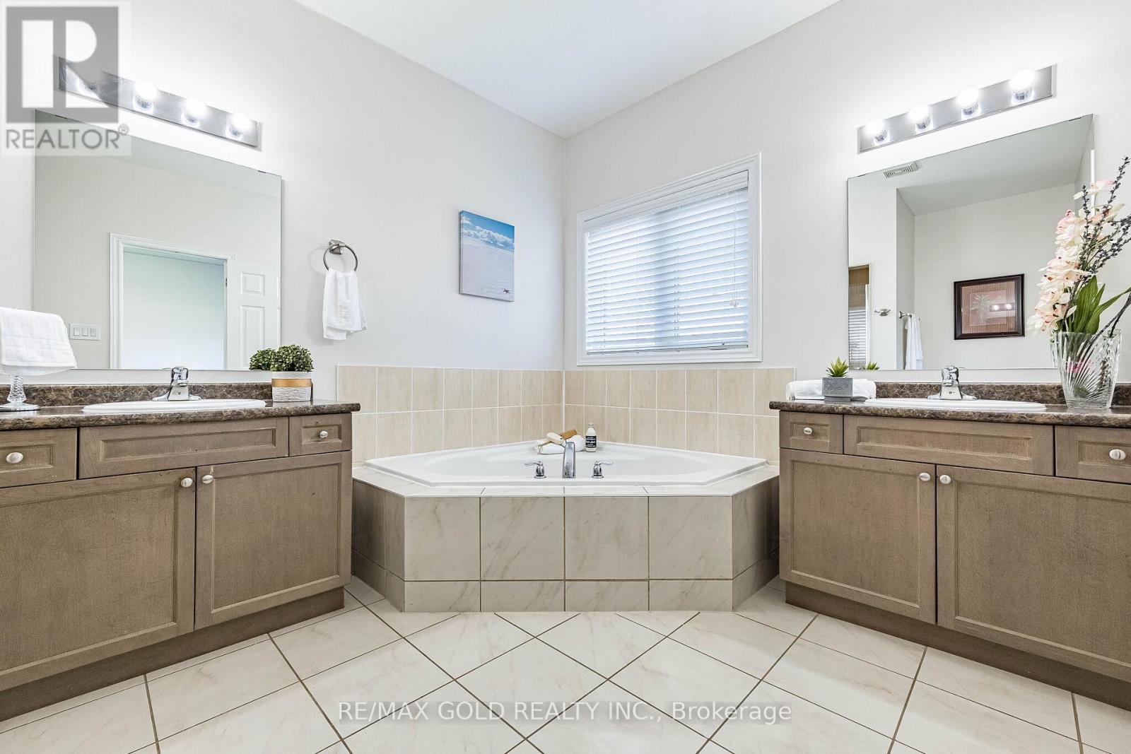 253 Elbern Markell Drive, Brampton, Ontario  L6X 3C3 - Photo 23 - W13040426