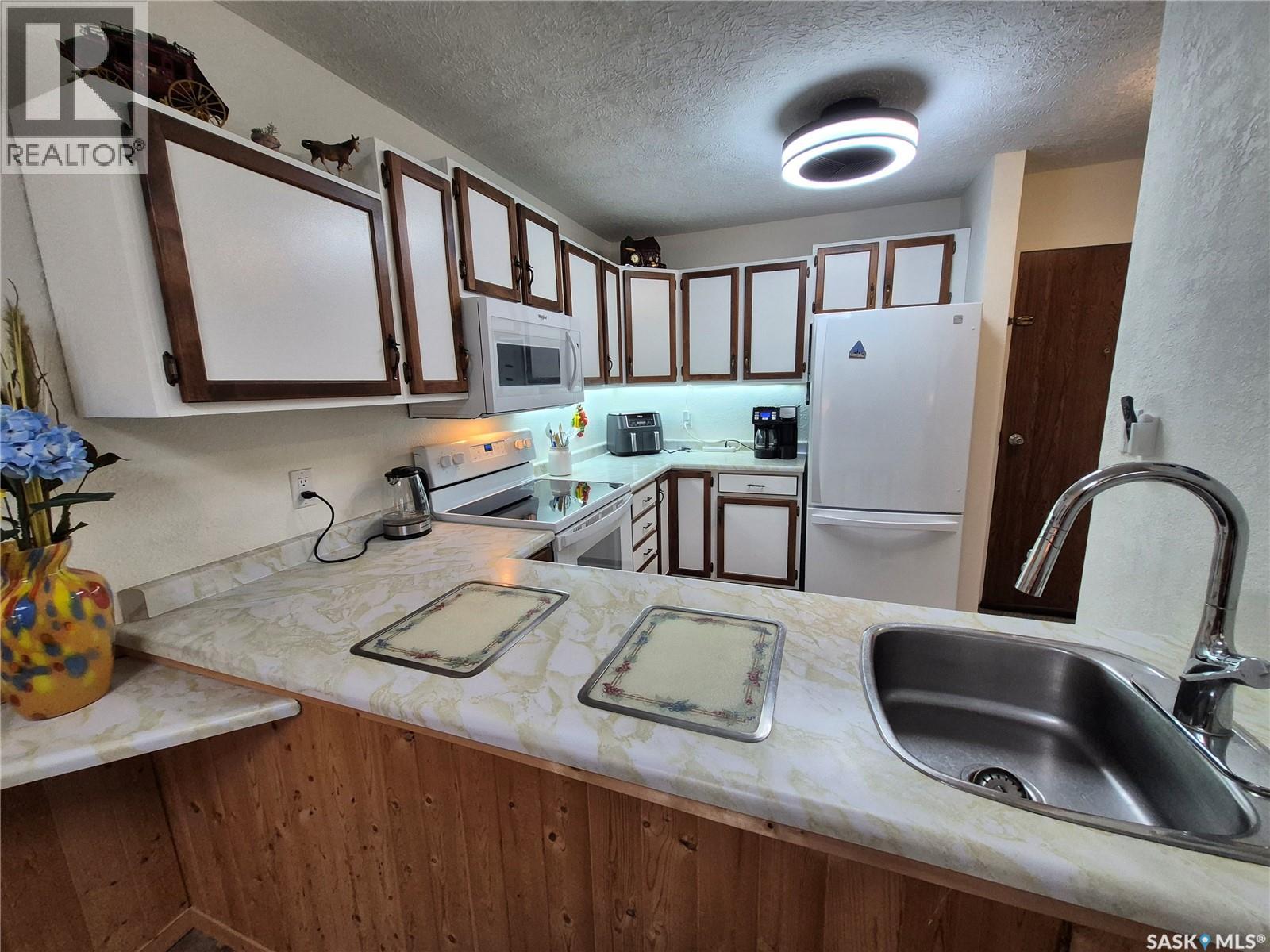 24 228 3rd Street, Weyburn, Saskatchewan  S4H 0W6 - Photo 6 - SK033833