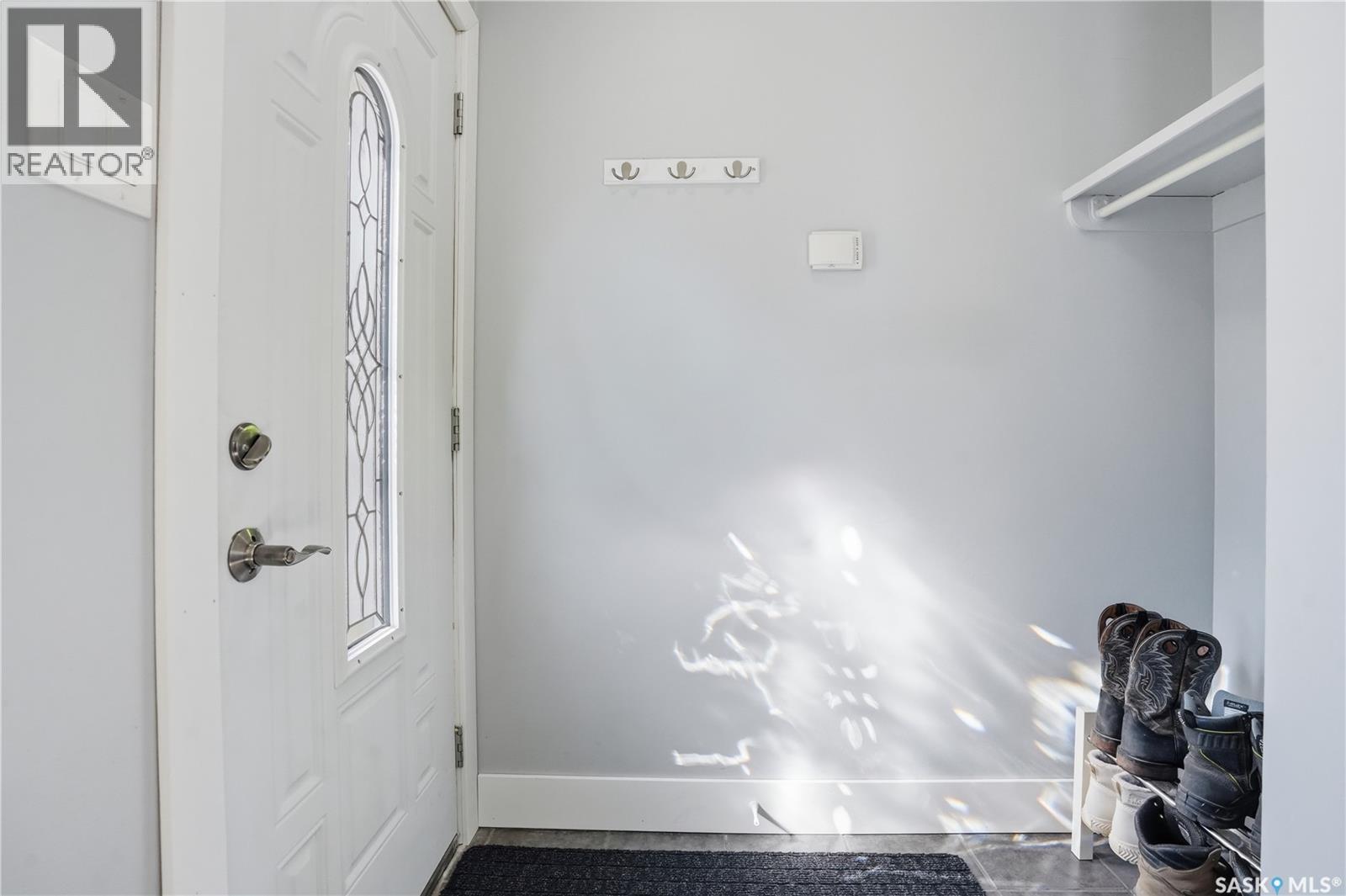 74 Osborne Crescent, Regina, Saskatchewan  S4R 5J1 - Photo 3 - SK033696