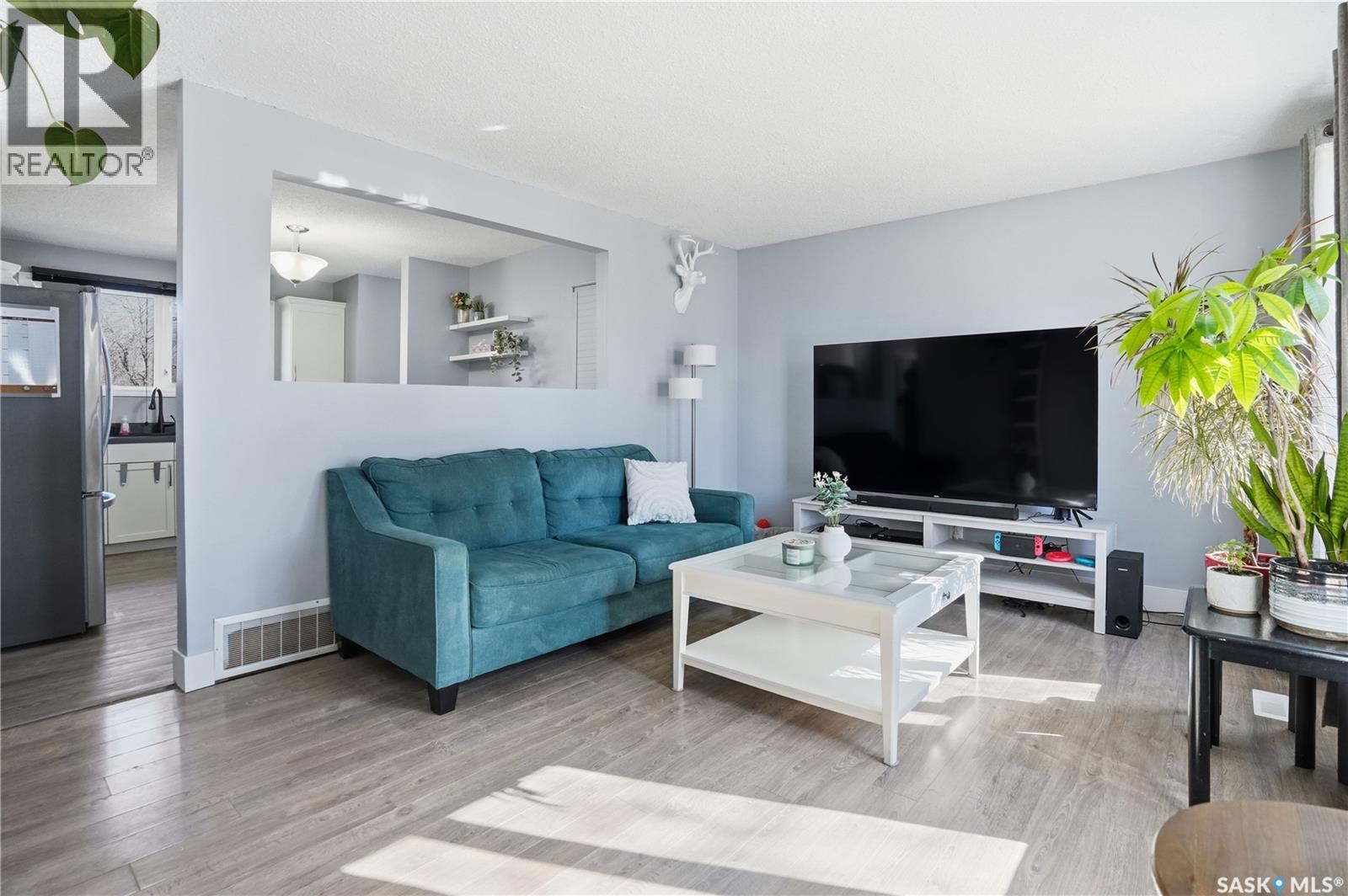 74 Osborne Crescent, Regina, Saskatchewan  S4R 5J1 - Photo 4 - SK033696