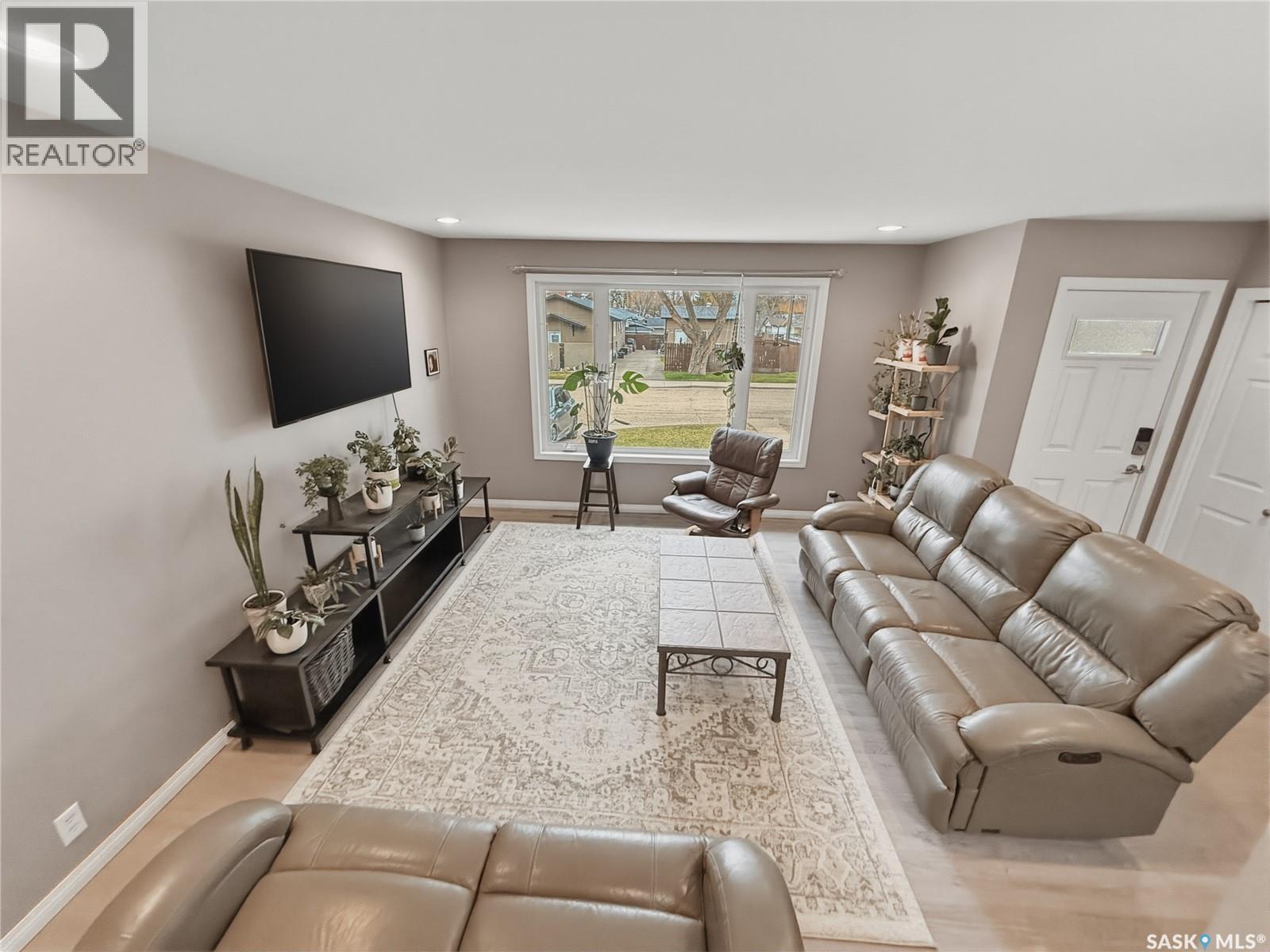 488 3rd Avenue Se, Swift Current, Saskatchewan  S9H 3K8 - Photo 3 - SK033495