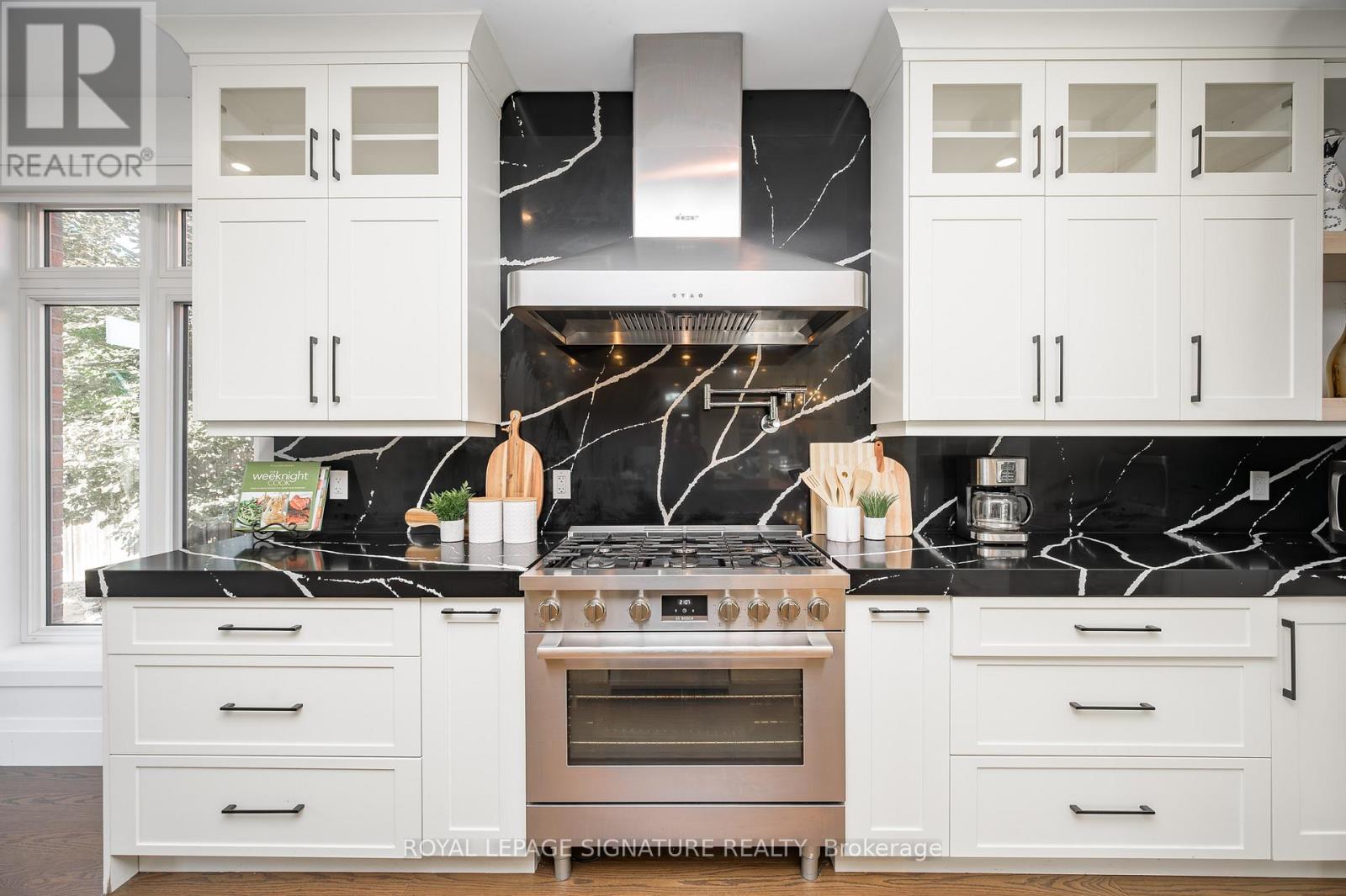 2324 Hilltop Lane, Oakville, Ontario  L6M 3M8 - Photo 9 - W13035778