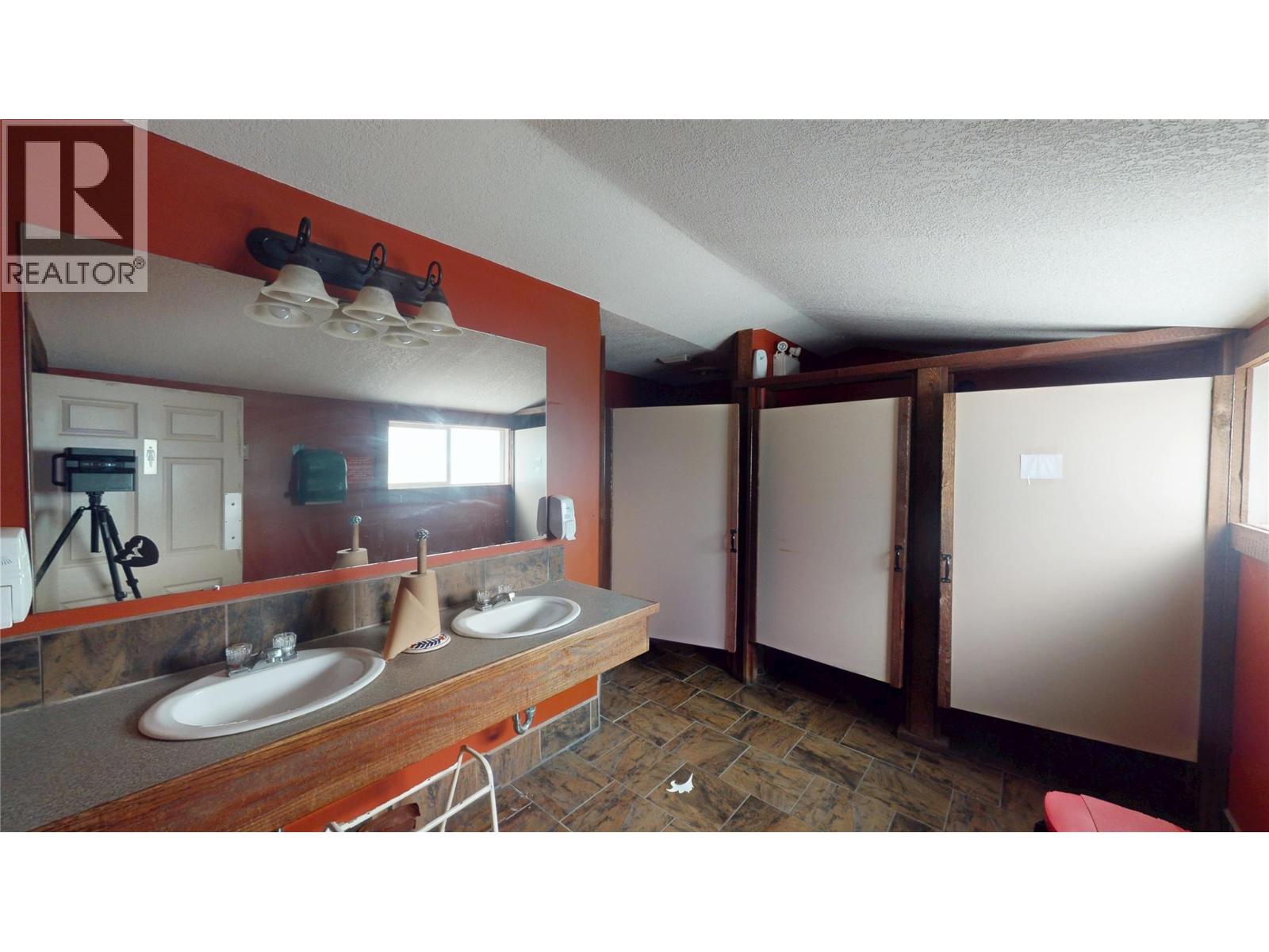 5388 93/95 Highway, Fairmont Hot Springs, British Columbia  V0A 1K4 - Photo 38 - 10384032