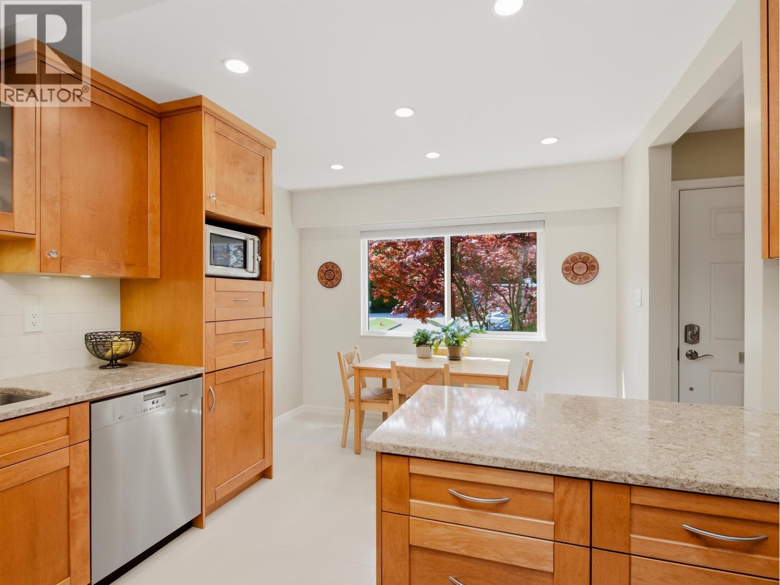 3862 Pentland Court, Burnaby, British Columbia  V3N 4L4 - Photo 8 - R3115436