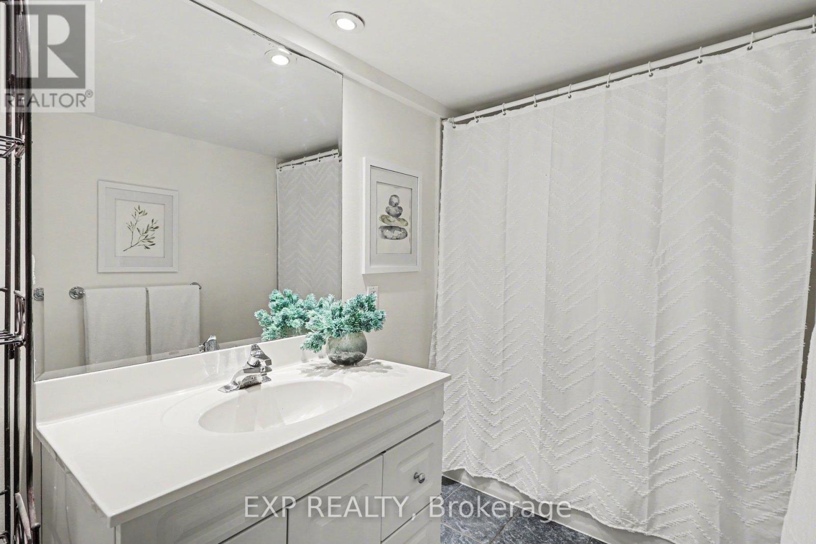 1528 Missyabit Drive, Ottawa, Ontario  K1E 2M6 - Photo 31 - X12920670