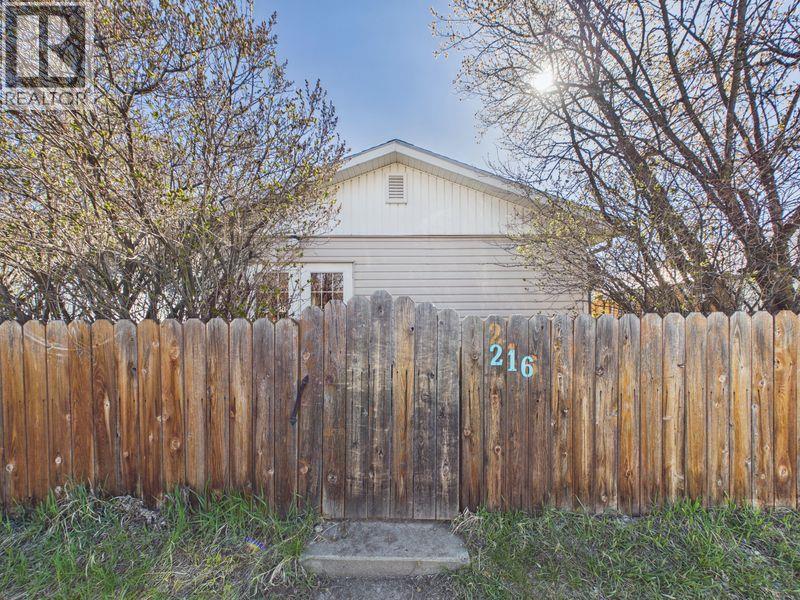 216 3rd Avenue S, Cranbrook, British Columbia  V1C 2B7 - Photo 1 - 10383669