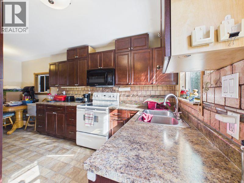 216 3rd Avenue S, Cranbrook, British Columbia  V1C 2B7 - Photo 6 - 10383669