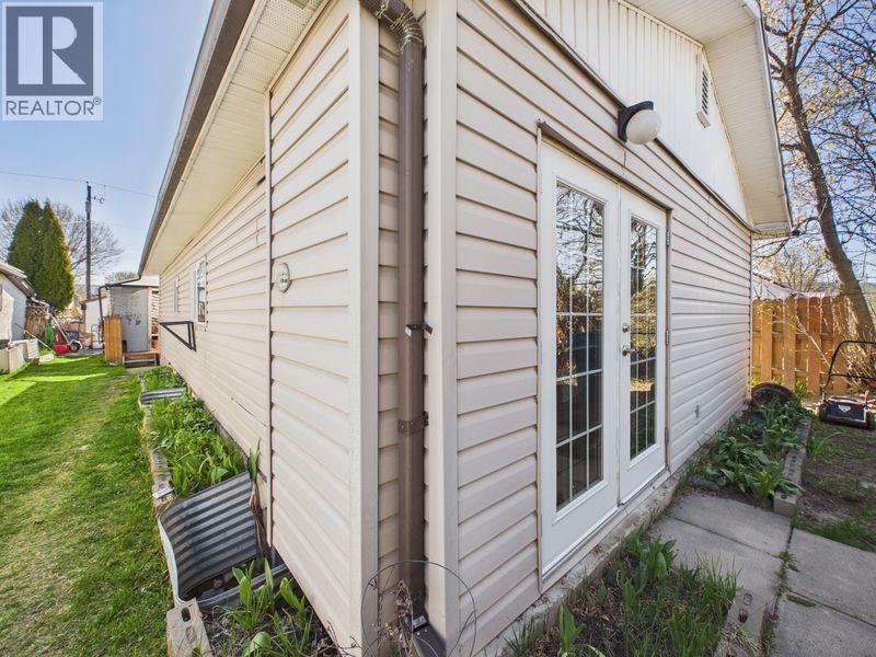 216 3rd Avenue S, Cranbrook, British Columbia  V1C 2B7 - Photo 3 - 10383669