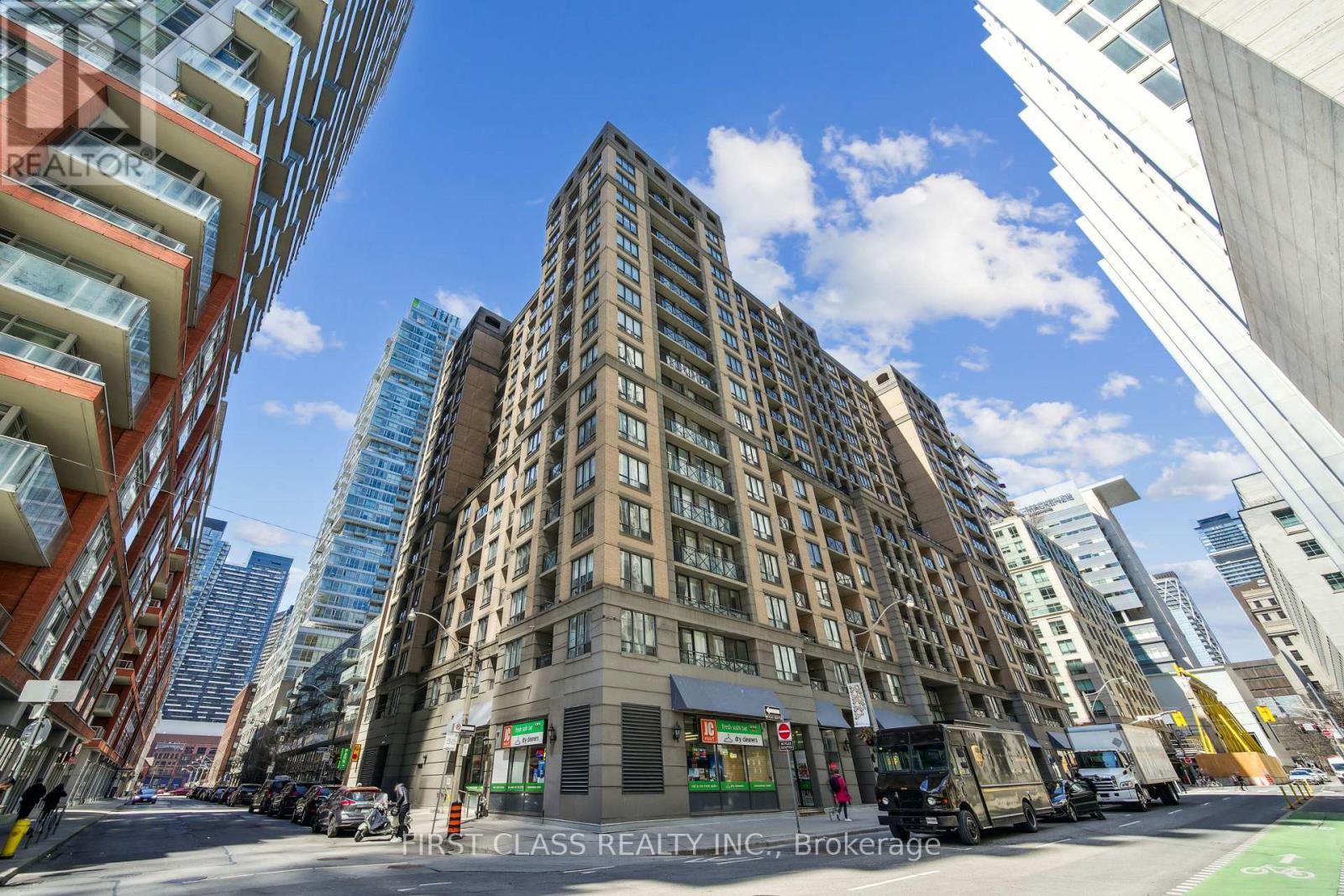 619 - 140 SIMCOE STREET, Toronto, Ontario