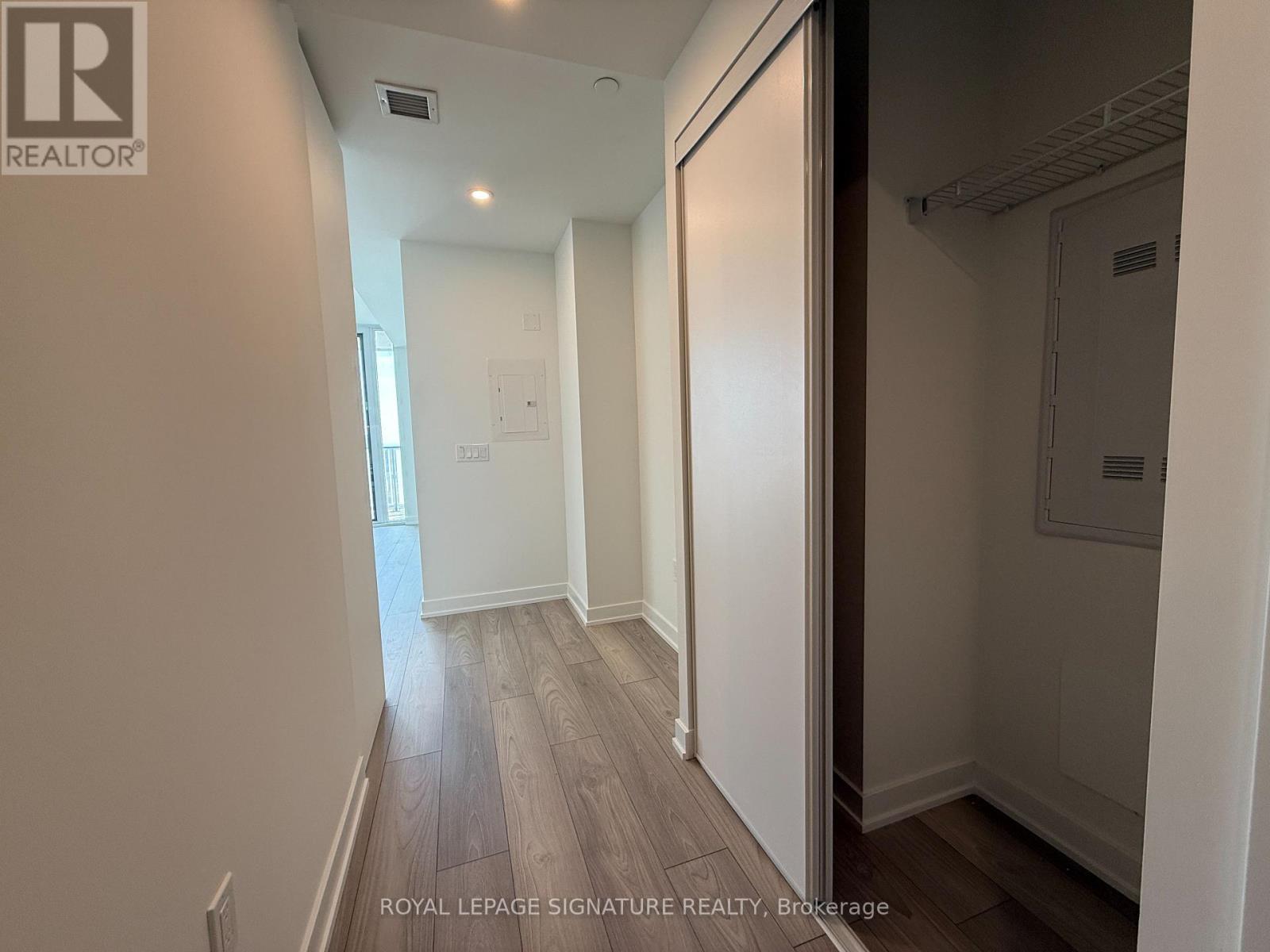 1713 - 1 Fairview Road E, Mississauga, Ontario  L5A 4C6 - Photo 3 - W13040554