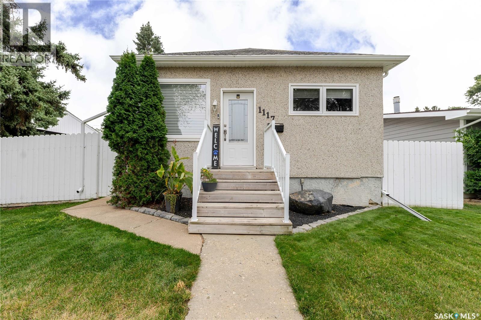 1117 Iroquois Street W, Moose Jaw, Saskatchewan  S6H 5C1 - Photo 2 - SK033859