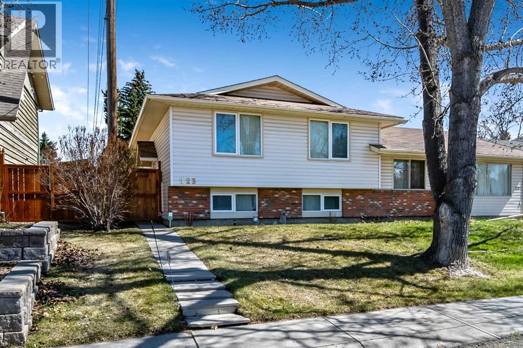 323 Woodvale Crescent SW, calgary, Alberta