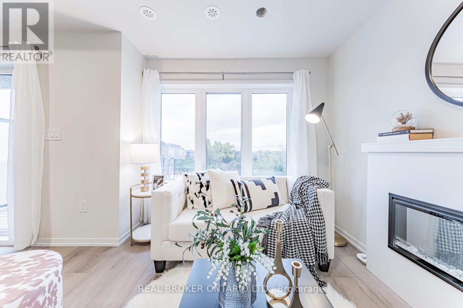 152 Matawin Lane, Richmond Hill, Ontario  L4B 0H8 - Photo 4 - N13038366