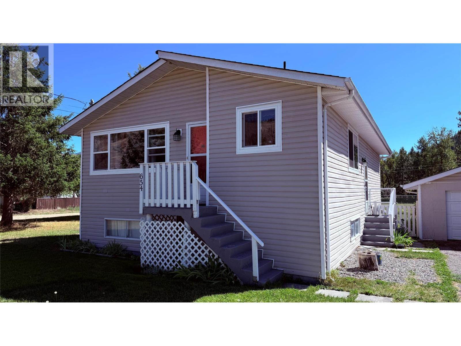 654 Sixth Avenue, Midway, British Columbia