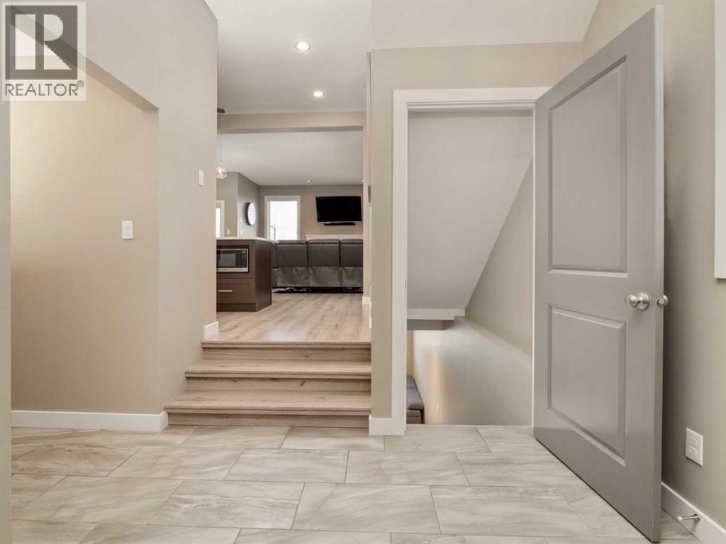 413 Devonia Way W, Lethbridge, Alberta  T1J 5J7 - Photo 4 - A2304739