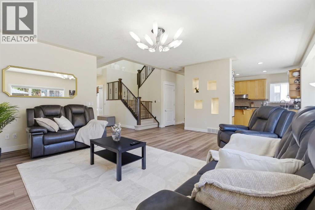 18 Royal Crest Way Nw, Calgary, Alberta  T3G 4M8 - Photo 12 - A2304459