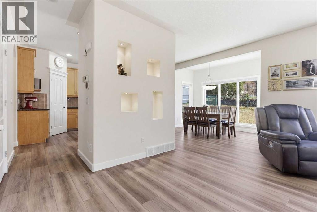 18 Royal Crest Way Nw, Calgary, Alberta  T3G 4M8 - Photo 13 - A2304459