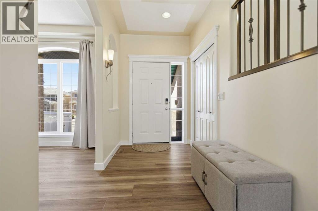 18 Royal Crest Way Nw, Calgary, Alberta  T3G 4M8 - Photo 4 - A2304459