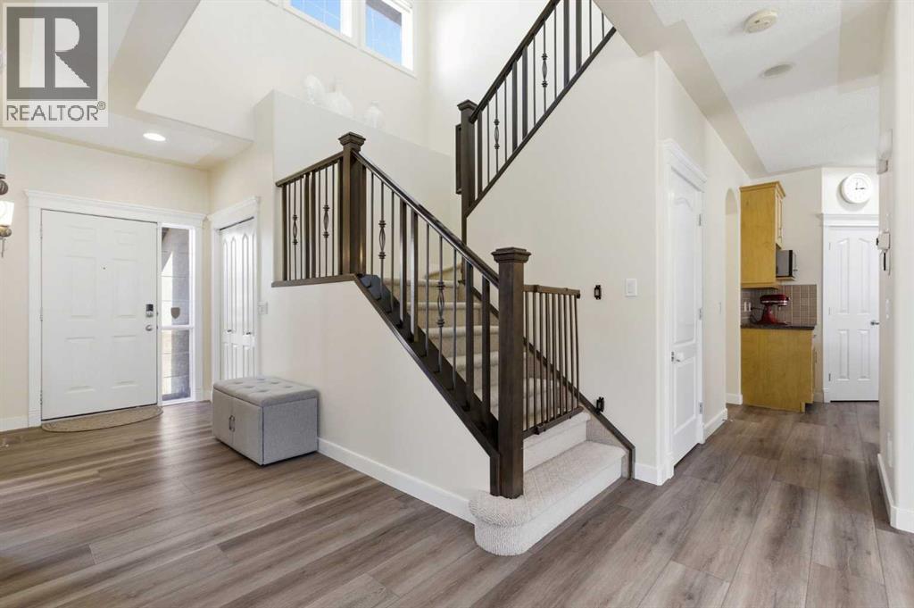 18 Royal Crest Way Nw, Calgary, Alberta  T3G 4M8 - Photo 5 - A2304459