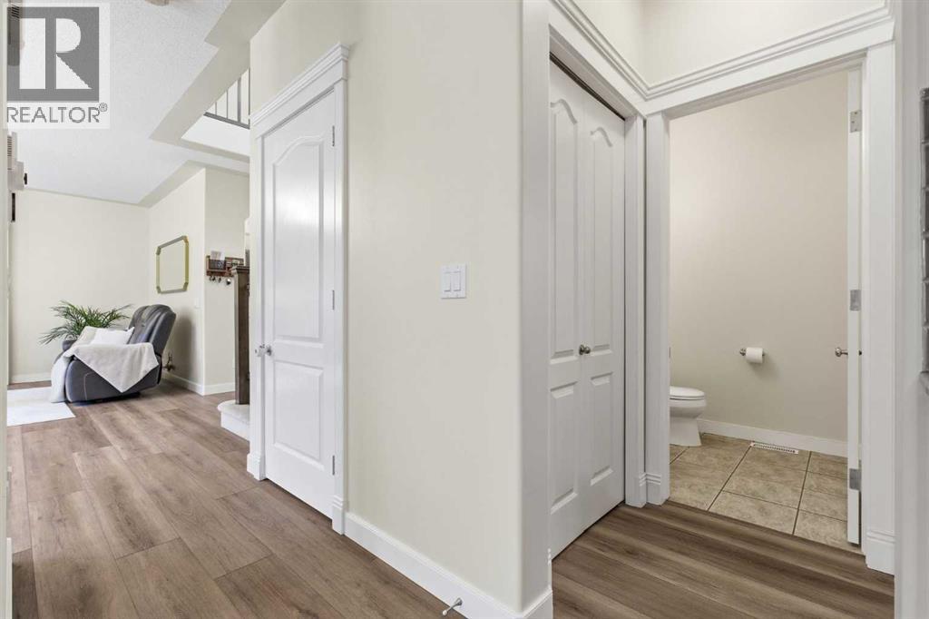 18 Royal Crest Way Nw, Calgary, Alberta  T3G 4M8 - Photo 6 - A2304459