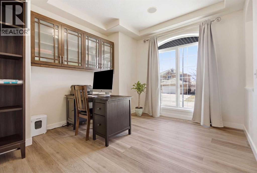 18 Royal Crest Way Nw, Calgary, Alberta  T3G 4M8 - Photo 7 - A2304459