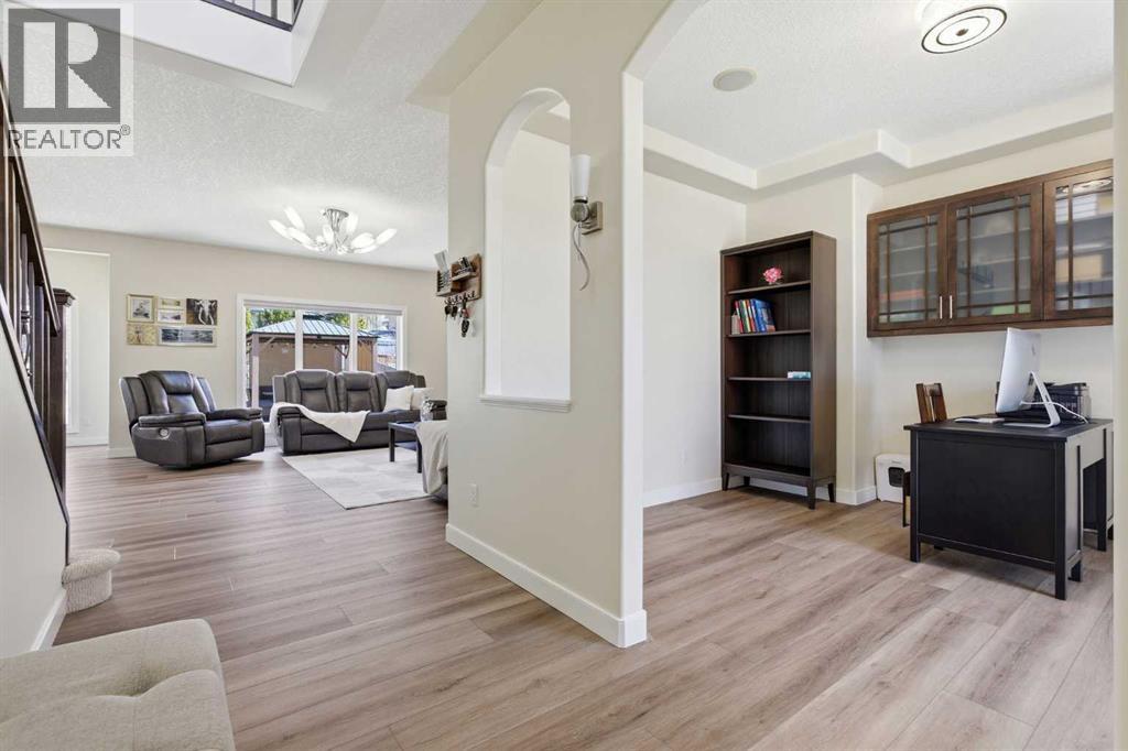 18 Royal Crest Way Nw, Calgary, Alberta  T3G 4M8 - Photo 9 - A2304459