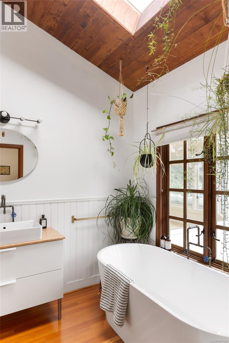 643 Senanus Dr, Central Saanich, British Columbia  V8M 1S6 - Photo 44 - 1031584