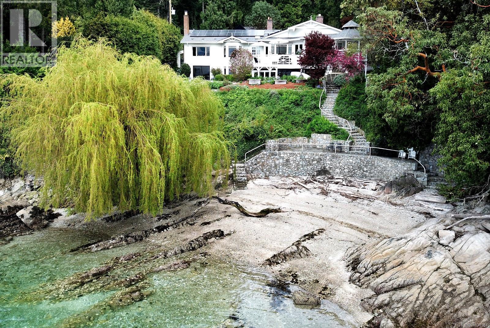 643 Senanus Dr, Central Saanich, British Columbia