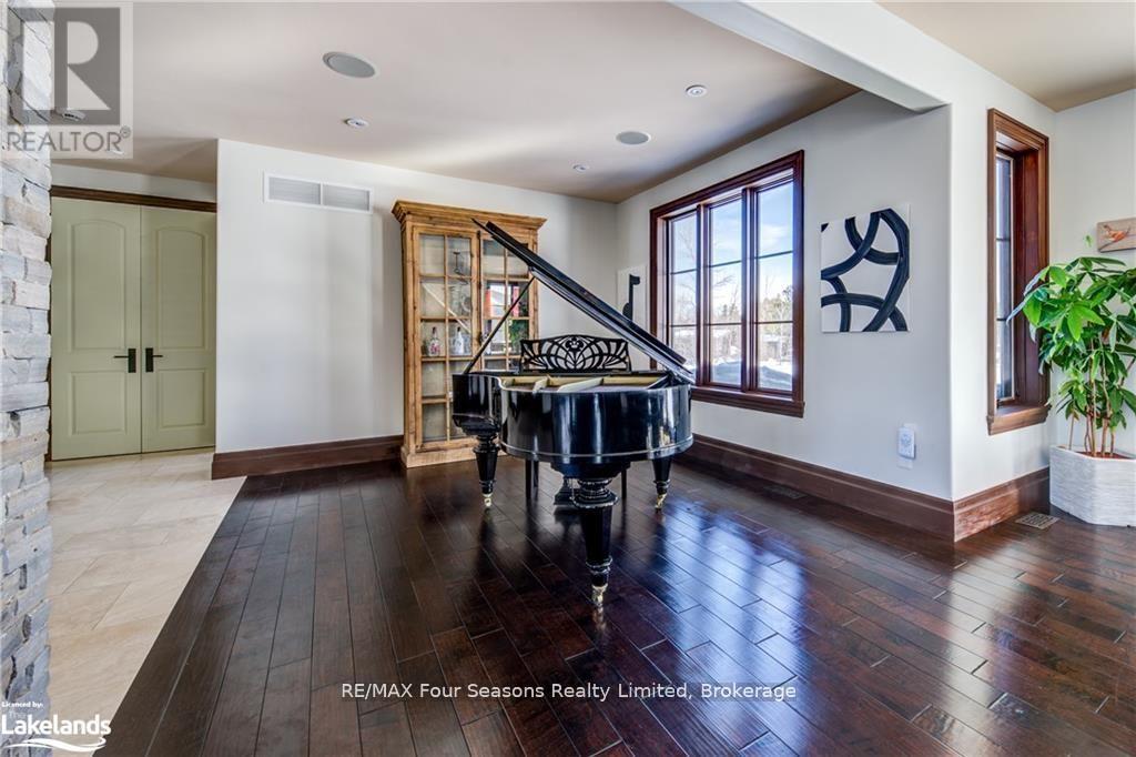 12 Windrose Valley Boulevard, Clearview, Ontario  L9Y 0K2 - Photo 4 - S13041000