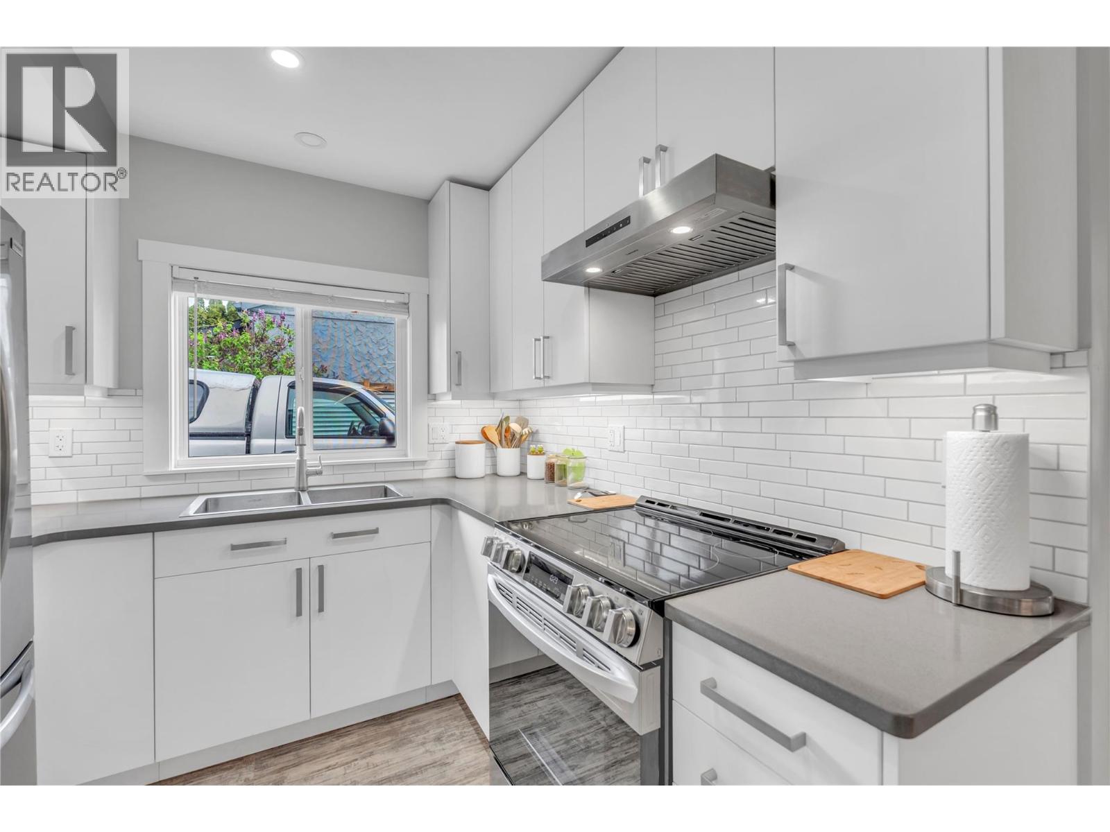 985 Moosejaw Street, Penticton, British Columbia  V2A 5T5 - Photo 5 - 10384774