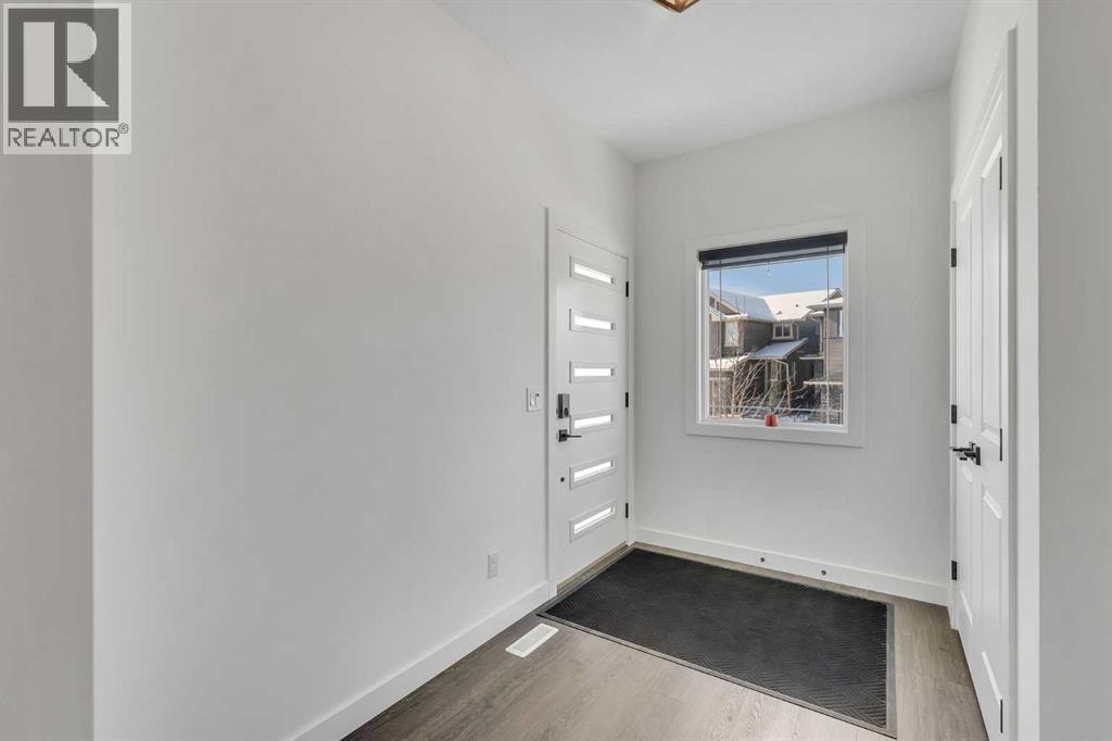 325 Crestmont Drive Sw, Calgary, Alberta  T3B 6G9 - Photo 4 - A2294613