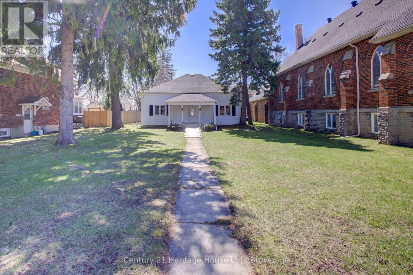 221 Lambton Street E, West Grey, Ontario  N0G 1R0 - Photo 3 - X13040940