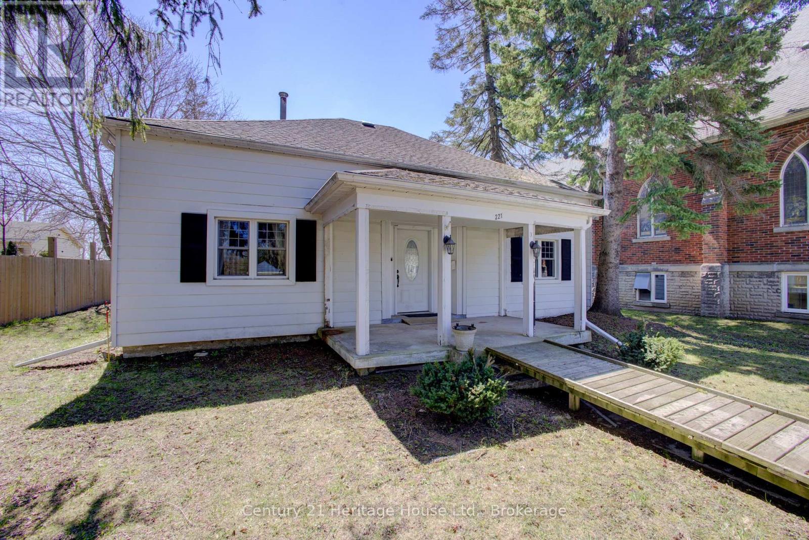 221 Lambton Street E, West Grey, Ontario  N0G 1R0 - Photo 5 - X13040940