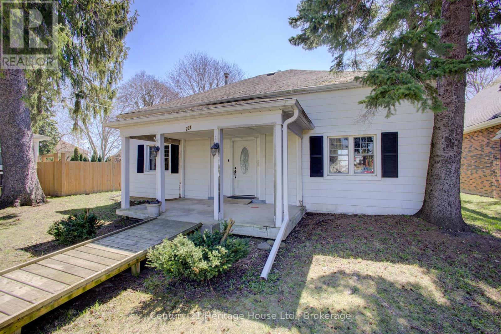 221 Lambton Street E, West Grey, Ontario  N0G 1R0 - Photo 6 - X13040940