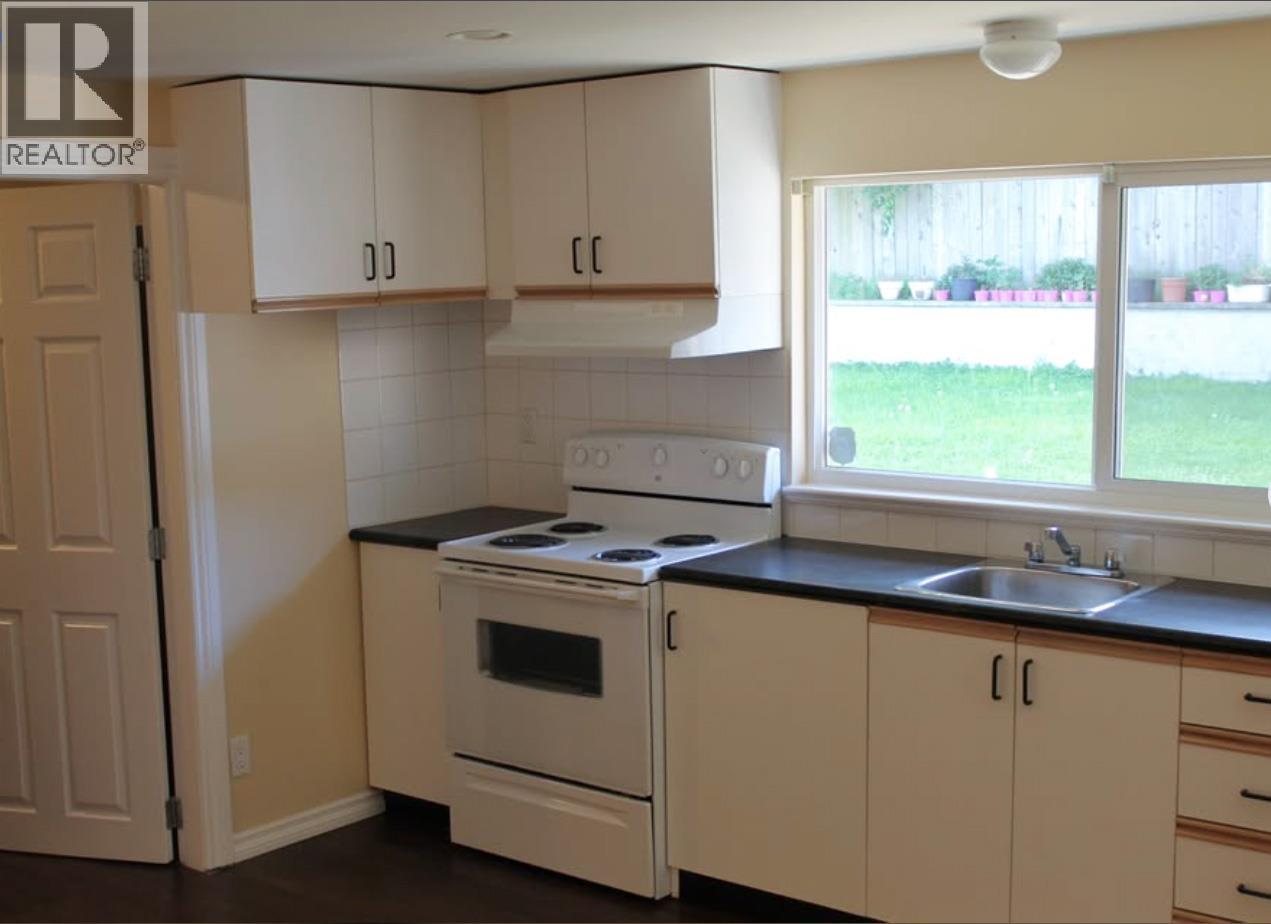 737 Robinson, Coquitlam, British Columbia  V3J 4E9 - Photo 2 - R3114935